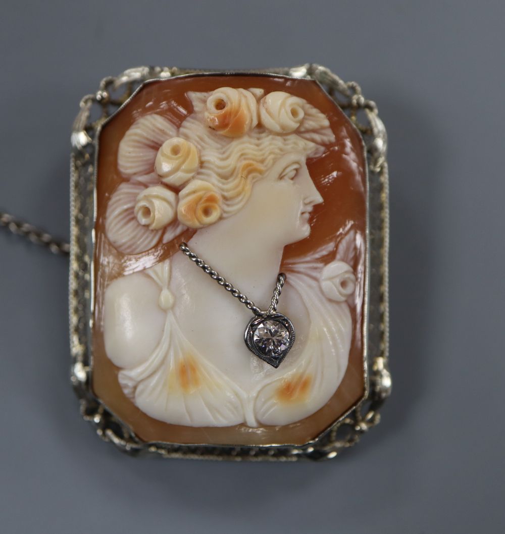 A white metal (tests as 14k) mounted cameo shell pendant brooch